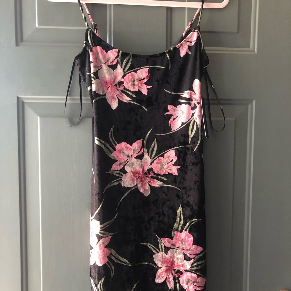 SOLD MERCARI NWT Lulus Midnight in Maui  Dress